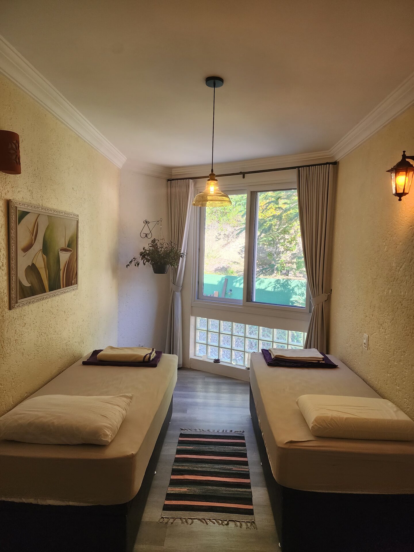 Quarto duplo com decoração natural