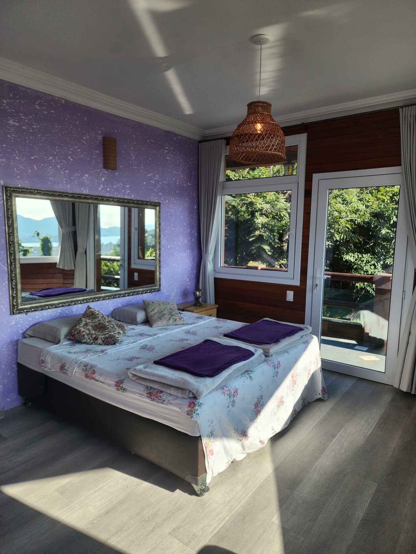 Quarto com luz da manhã